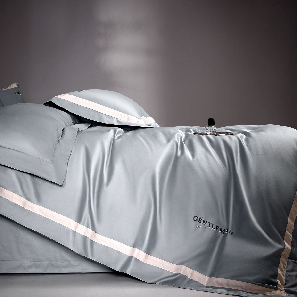 91家纺网 家纺一手货源 找家纺 佳汐蓝家纺 2025春夏新款新疆棉纯棉轻奢四件套（贴边款） 低音灰