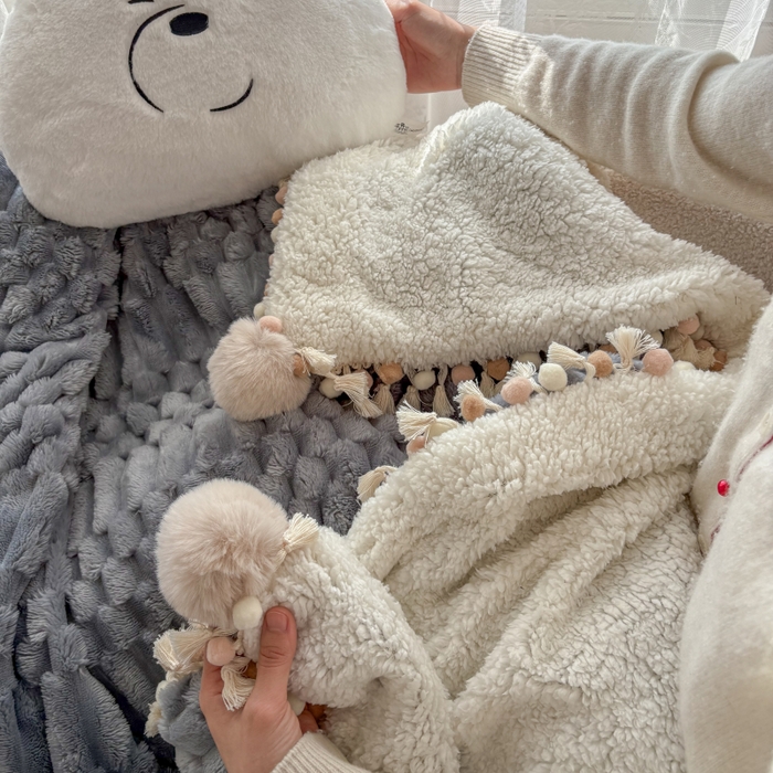 91家纺网 家纺一手货源 找家纺 潮邦创意家居 2025新款 奶芙绒流苏球毛毯 浅蓝灰