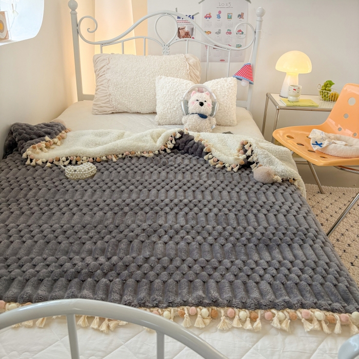 91家纺网 家纺一手货源 找家纺 潮邦创意家居 2025新款 奶芙绒流苏球毛毯 深暮灰