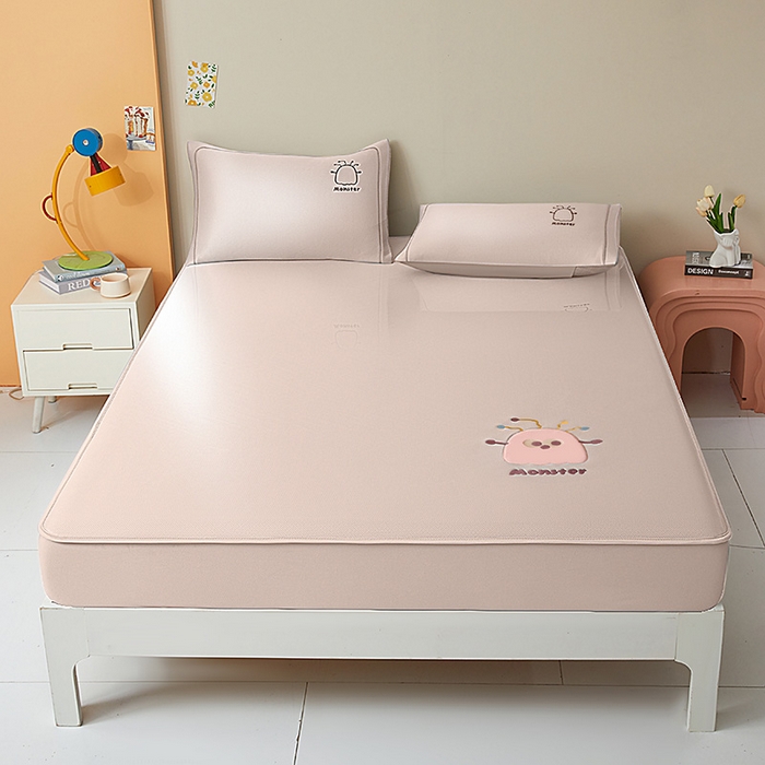 91家纺网 家纺一手货源 找家纺 全季家居 2025新款5A抗菌碳光卡通贴布系列冰丝席 床笠款-快乐精灵-淡粉