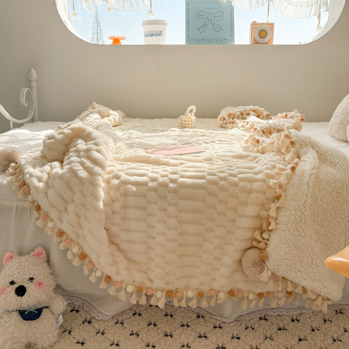 91家纺网 家纺一手货源 找家纺 潮邦创意家居 2025新款 奶芙绒流苏球毛毯 绵云白