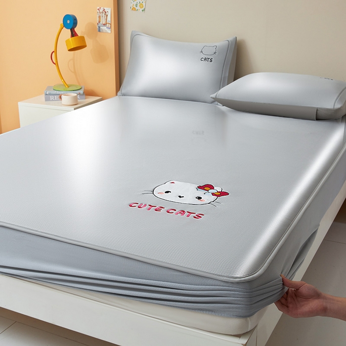 91家纺网 家纺一手货源 找家纺 全季家居 2025新款5A抗菌碳光卡通贴布系列冰丝席 床笠款-胖脸猫咪-银灰