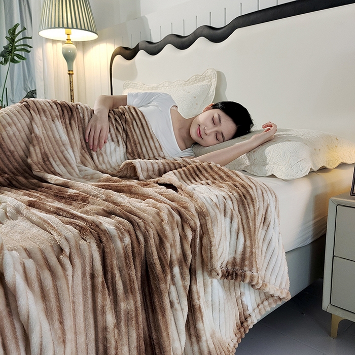 91家纺网 家纺一手货源 找家纺 巴木赫2025新款200g水墨印染抽条毛毯毯子 浅咖