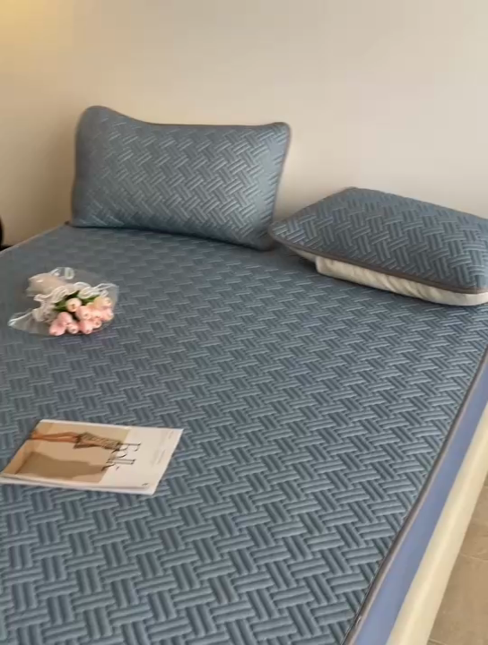 91家纺网 家纺一手货源 找家纺 欧邦2025新款纯色加厚乳胶床笠三件套 饼干花-宝蓝