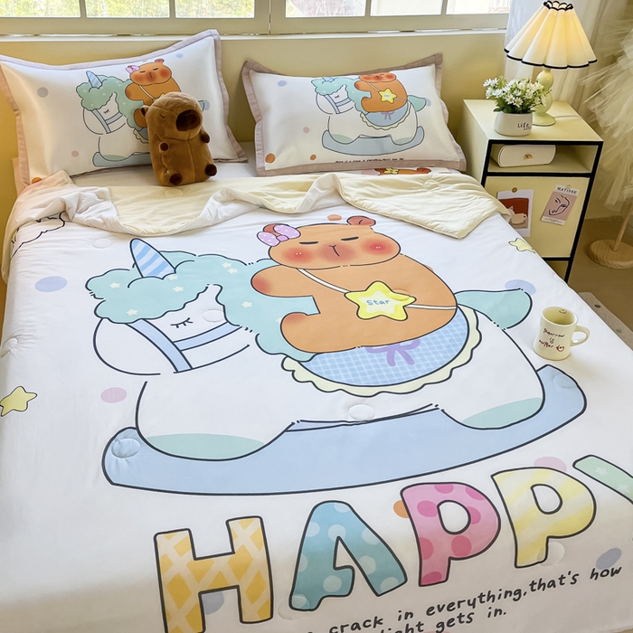 91家纺网 家纺一手货源 找家纺 博雅 2025新款A类大版数码印花冰丝凉席可组合凉感丝夏被-卡皮巴拉 木马卡皮巴拉