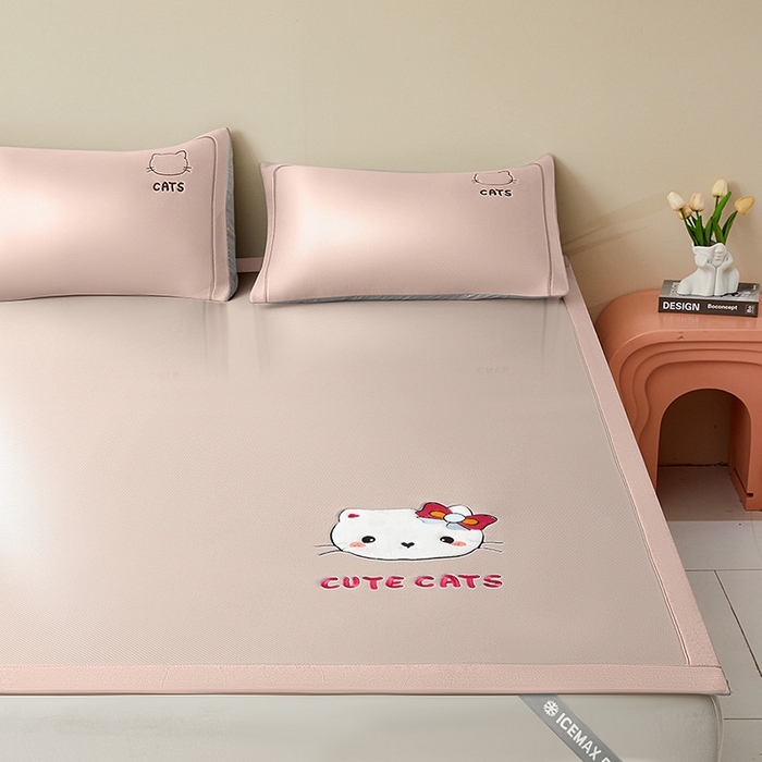 91家纺网 家纺一手货源 找家纺 全季家居 2025新款5A抗菌碳光卡通贴布系列冰丝席 床席款-胖脸猫咪-淡粉