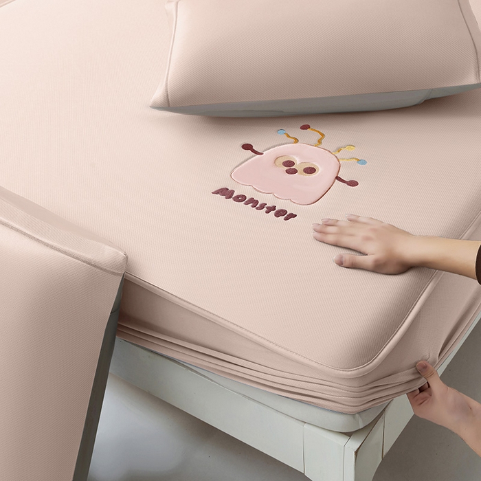 91家纺网 家纺一手货源 找家纺 全季家居 2025新款5A抗菌碳光卡通贴布系列冰丝席 床笠款-快乐精灵-淡粉