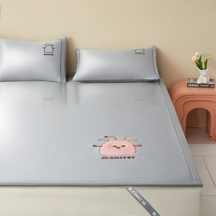 91家纺网 家纺一手货源 找家纺 全季家居 2025新款5A抗菌碳光卡通贴布系列冰丝席 床席款-快乐精灵-银灰