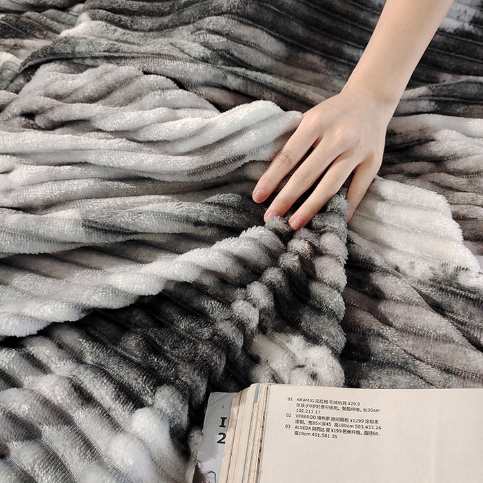 91家纺网 家纺一手货源 找家纺 巴木赫2025新款200g水墨印染抽条毛毯毯子 深灰