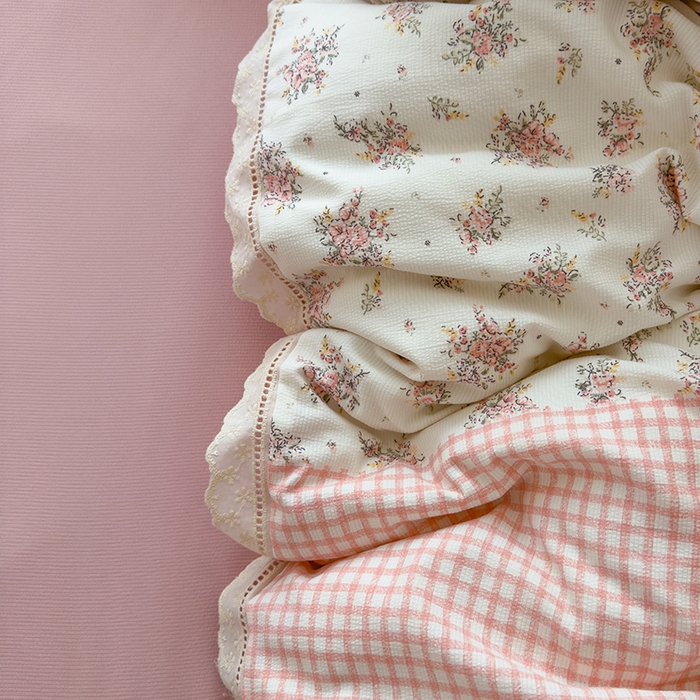 91家纺网 家纺一手货源 找家纺 竹合家纺 2025新款春日碎花法式镂空花边款式提花皱皱四件套 法式-粉格花园