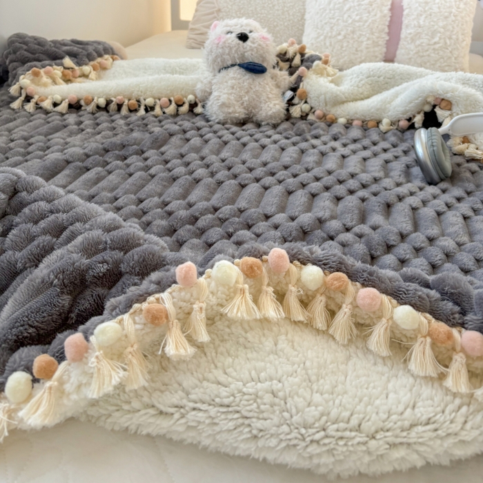 91家纺网 家纺一手货源 找家纺 潮邦创意家居 2025新款 奶芙绒流苏球毛毯 深暮灰