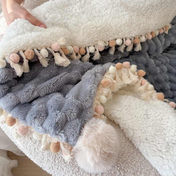 91家纺网 家纺一手货源 找家纺 潮邦创意家居 2025新款 奶芙绒流苏球毛毯 浅蓝灰