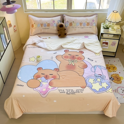 91家纺网 家纺一手货源 找家纺 博雅 2025新款A类大版数码印花冰丝凉席可组合凉感丝夏被-卡皮巴拉 许愿瓶卡皮巴拉