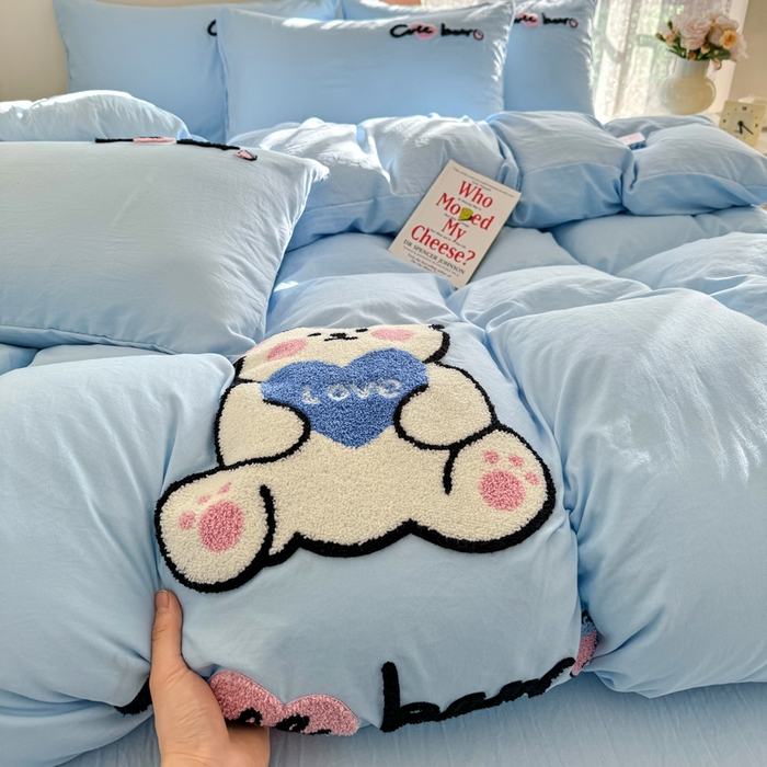 91家纺网 家纺一手货源 找家纺 优卡迪家纺馆 2025新款水洗棉毛巾绣四件套（下载文件夹包含买家秀） 开心熊-天空蓝