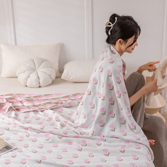 91家纺网 家纺一手货源 找家纺 乐家毛巾被（工厂自产自销） 2025春夏新款亲肤舒适六层纱布被 粉色郁金香