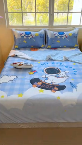 91家纺网 家纺一手货源 找家纺 博雅 2025新款A类大版数码印花冰丝凉席可组合凉感丝夏被-宇航员 滑板宇航员