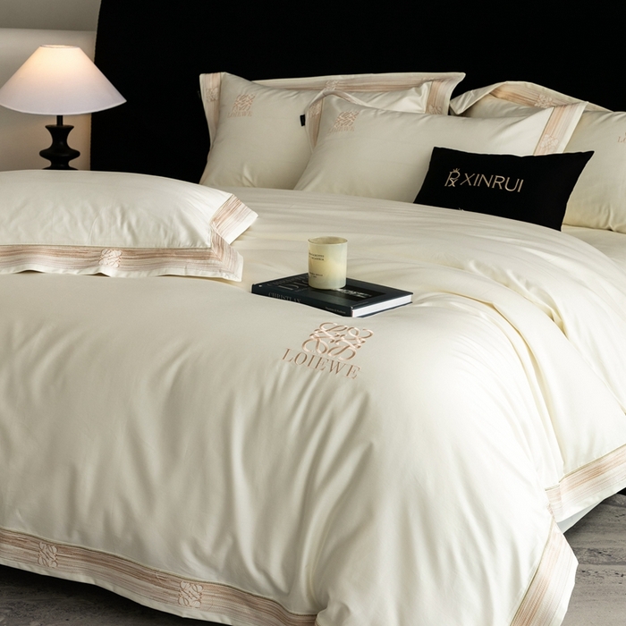91家纺网 家纺一手货源 找家纺 馨蕊家居 2025新款100s高奢典藏简约全棉系列四件套-棉罗莎 棉罗莎-月光白