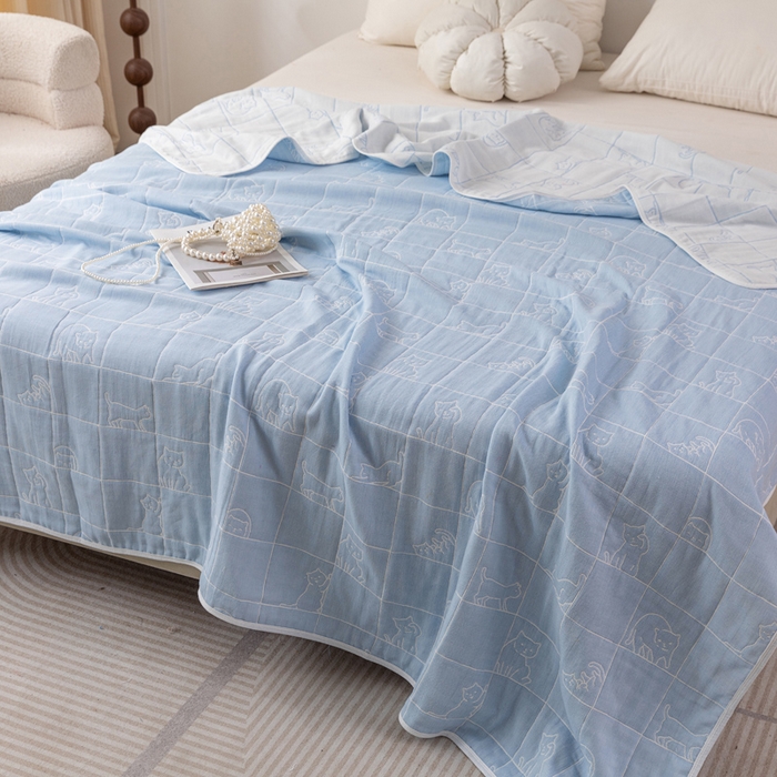 91家纺网 家纺一手货源 找家纺 乐家毛巾被（工厂自产自销） 2025春夏新款亲肤舒适六层纱布被 蓝色简笔猫