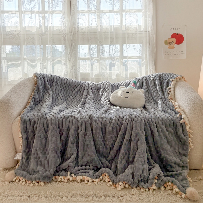 91家纺网 家纺一手货源 找家纺 潮邦创意家居 2025新款 奶芙绒流苏球毛毯 浅蓝灰