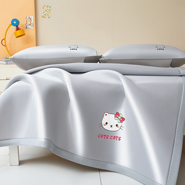 91家纺网 家纺一手货源 找家纺 全季家居 2025新款5A抗菌碳光卡通贴布系列冰丝席 床席款-胖脸猫咪-银灰
