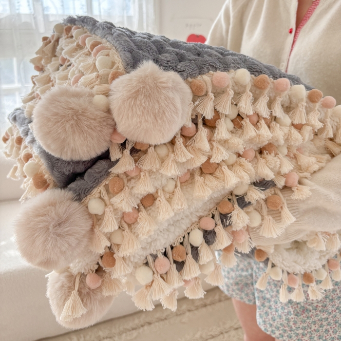 91家纺网 家纺一手货源 找家纺 潮邦创意家居 2025新款 奶芙绒流苏球毛毯 浅蓝灰