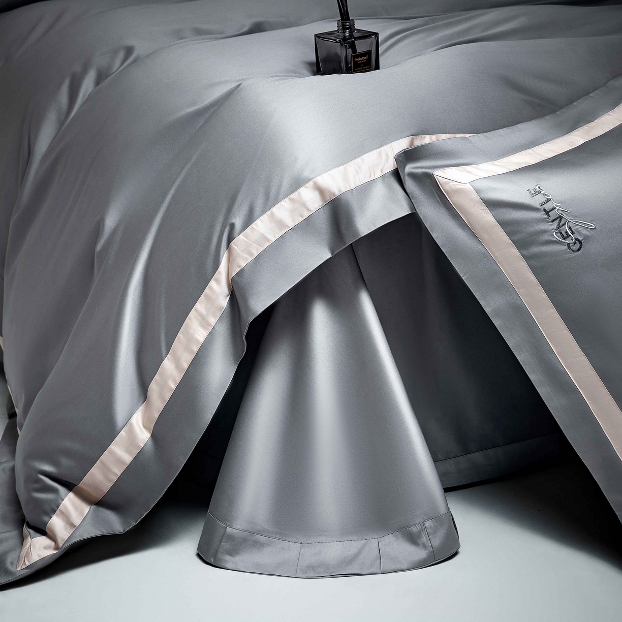 91家纺网 家纺一手货源 找家纺 佳汐蓝家纺 2025春夏新款新疆棉纯棉轻奢四件套（贴边款） 低音灰