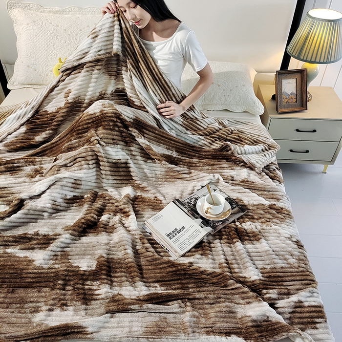 91家纺网 家纺一手货源 找家纺 巴木赫2025新款200g水墨印染抽条毛毯毯子 棕色