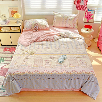 91家纺网 家纺一手货源 找家纺 妖妖家纺 2025新款超柔双层纱糯糯针织棉夏凉被四件套 小熊蛋糕店