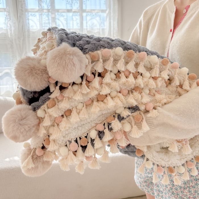 91家纺网 家纺一手货源 找家纺 潮邦创意家居 2025新款 奶芙绒流苏球毛毯 浅蓝灰