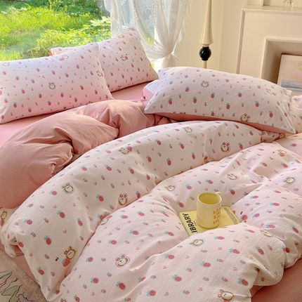 91家纺网 家纺一手货源 找家纺 仟网汇 2025新款亲肤舒适提花小竺棉彩竹棉彩竺棉系列四件套 彩竺棉-草莓熊熊