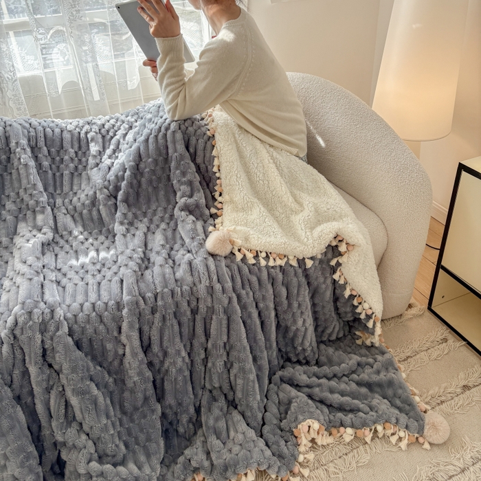 91家纺网 家纺一手货源 找家纺 潮邦创意家居 2025新款 奶芙绒流苏球毛毯 浅蓝灰