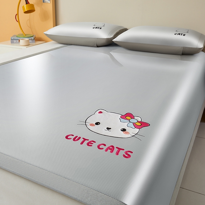 91家纺网 家纺一手货源 找家纺 全季家居 2025新款5A抗菌碳光卡通贴布系列冰丝席 床席款-胖脸猫咪-银灰