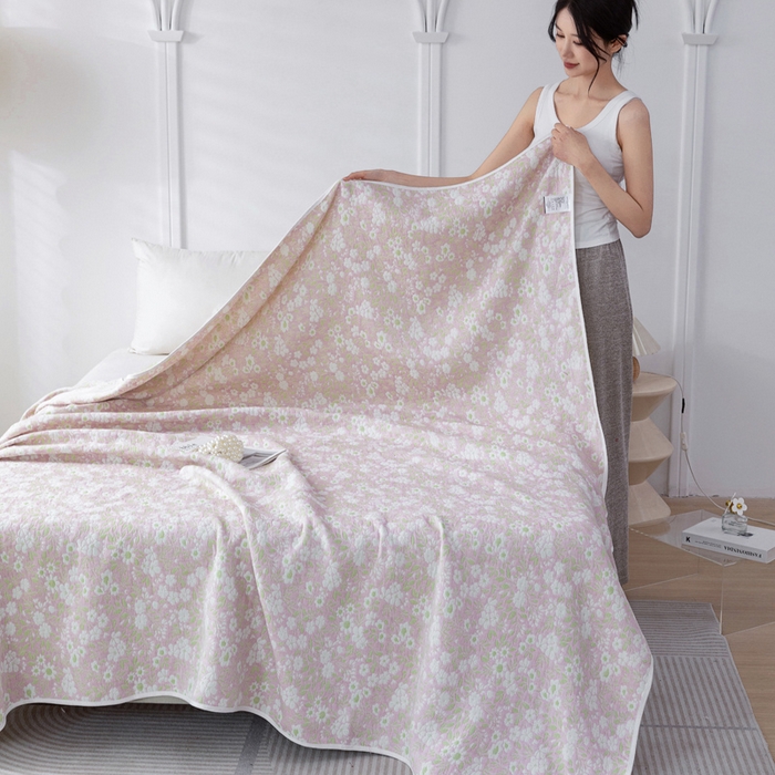 91家纺网 家纺一手货源 找家纺 乐家毛巾被（工厂自产自销） 2025春夏新款亲肤舒适六层纱布被 粉色小碎花