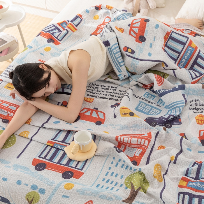 91家纺网 家纺一手货源 找家纺 乐家毛巾被（工厂自产自销） 2025春夏新款三层全棉纯棉印花毛巾被 卡通车