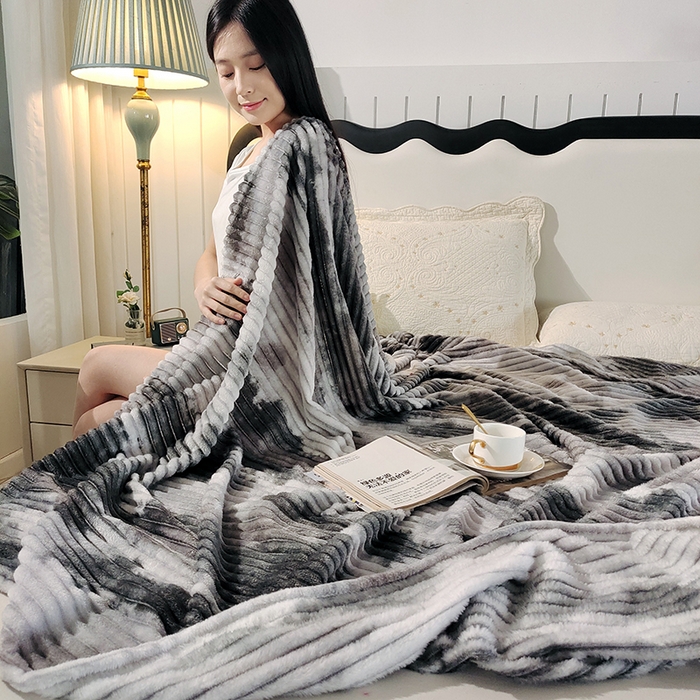 91家纺网 家纺一手货源 找家纺 巴木赫2025新款200g水墨印染抽条毛毯毯子 深灰