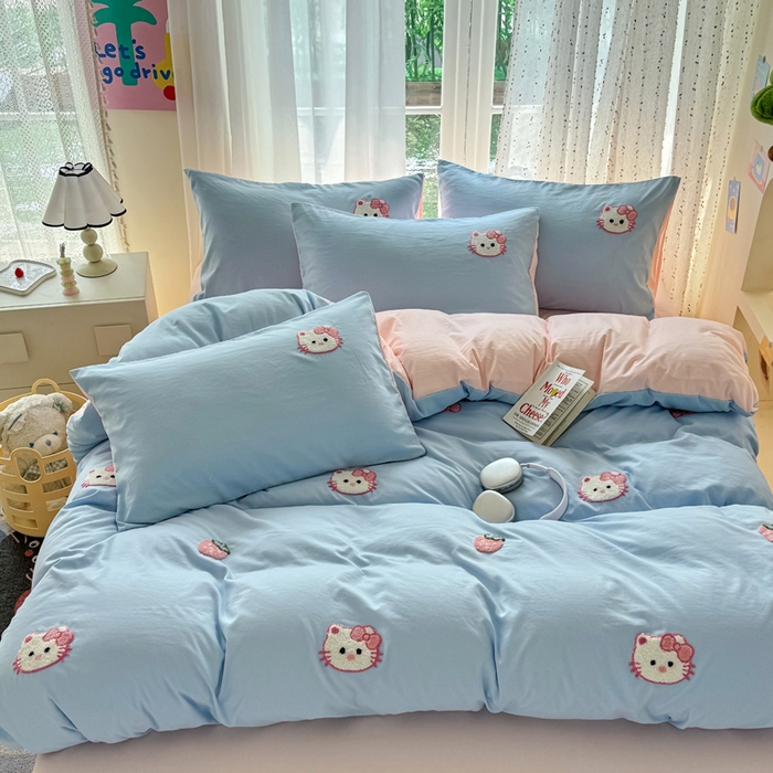 91家纺网 家纺一手货源 找家纺 优卡迪家纺馆 2025新款水洗棉毛巾绣四件套（下载文件夹包含买家秀） 草莓KT-天蓝