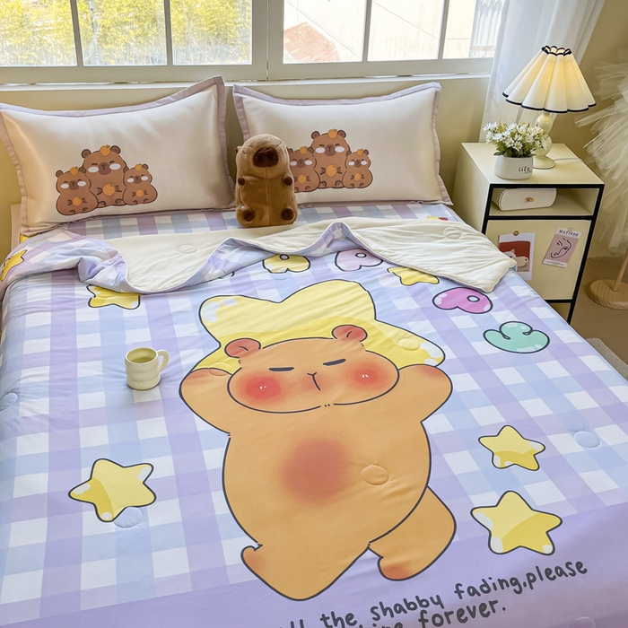 91家纺网 家纺一手货源 找家纺 博雅 2025新款A类大版数码印花冰丝凉席可组合凉感丝夏被-卡皮巴拉 星星卡皮巴拉