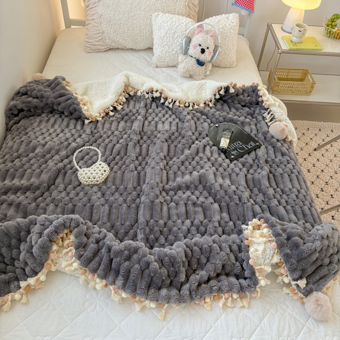 91家纺网 家纺一手货源 找家纺 潮邦创意家居 2025新款 奶芙绒流苏球毛毯 深暮灰