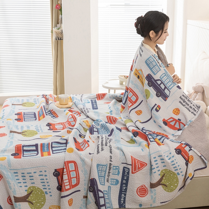 91家纺网 家纺一手货源 找家纺 乐家毛巾被（工厂自产自销） 2025春夏新款三层全棉纯棉印花毛巾被 卡通车