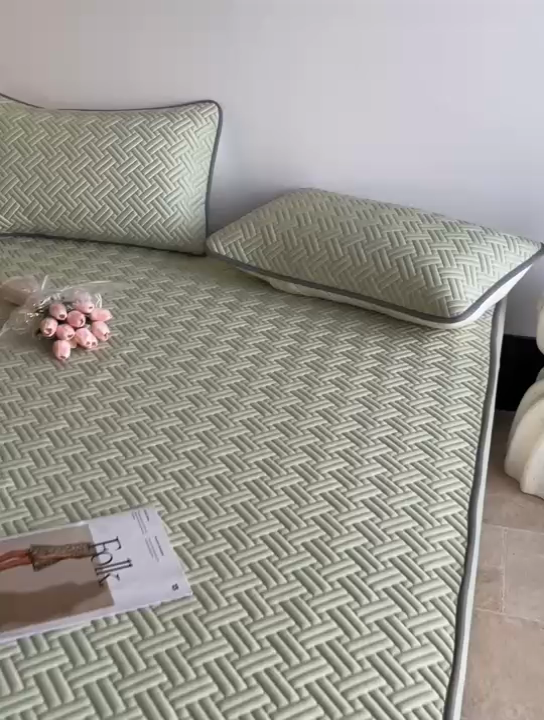 91家纺网 家纺一手货源 找家纺 欧邦2025新款纯色加厚乳胶床笠三件套 饼干花-果绿