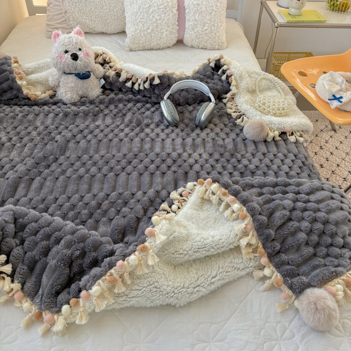 91家纺网 家纺一手货源 找家纺 潮邦创意家居 2025新款 奶芙绒流苏球毛毯 深暮灰