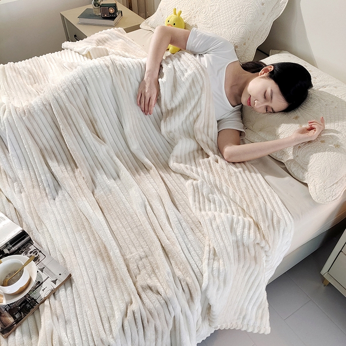 91家纺网 家纺一手货源 找家纺 巴木赫2025新款200g水墨印染抽条毛毯毯子 奶白