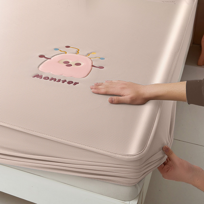 91家纺网 家纺一手货源 找家纺 全季家居 2025新款5A抗菌碳光卡通贴布系列冰丝席 床笠款-快乐精灵-淡粉