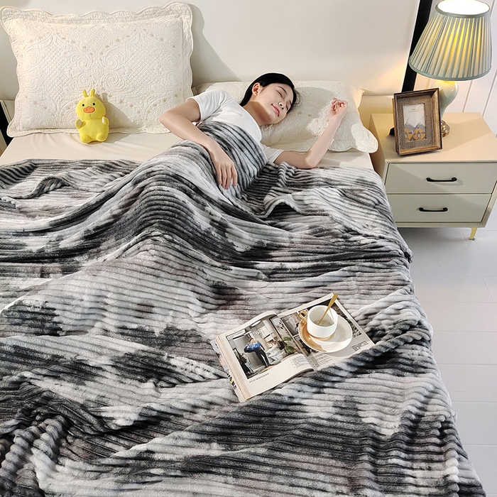 91家纺网 家纺一手货源 找家纺 巴木赫2025新款200g水墨印染抽条毛毯毯子 深灰