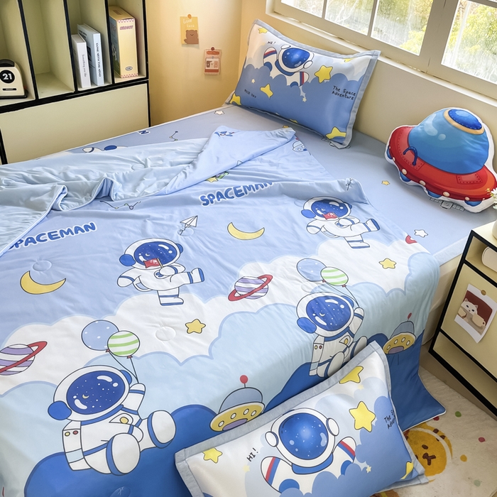 91家纺网 家纺一手货源 找家纺 博雅 2025新款A类大版数码印花冰丝凉席可组合凉感丝夏被-宇航员 太空漫步