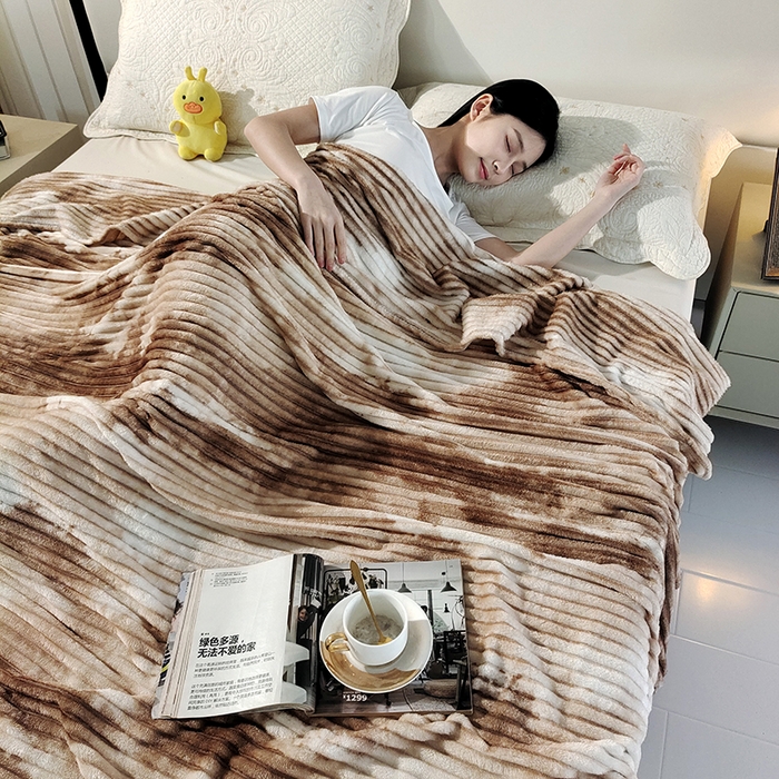 91家纺网 家纺一手货源 找家纺 巴木赫2025新款200g水墨印染抽条毛毯毯子 浅咖