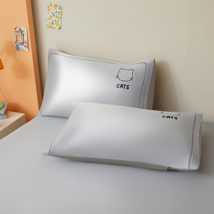 91家纺网 家纺一手货源 找家纺 全季家居 2025新款5A抗菌碳光卡通贴布系列冰丝席 床笠款-胖脸猫咪-银灰