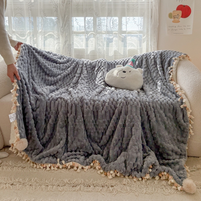 91家纺网 家纺一手货源 找家纺 潮邦创意家居 2025新款 奶芙绒流苏球毛毯 浅蓝灰
