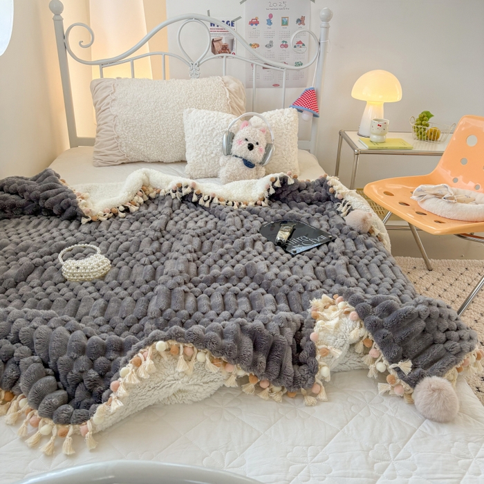 91家纺网 家纺一手货源 找家纺 潮邦创意家居 2025新款 奶芙绒流苏球毛毯 深暮灰