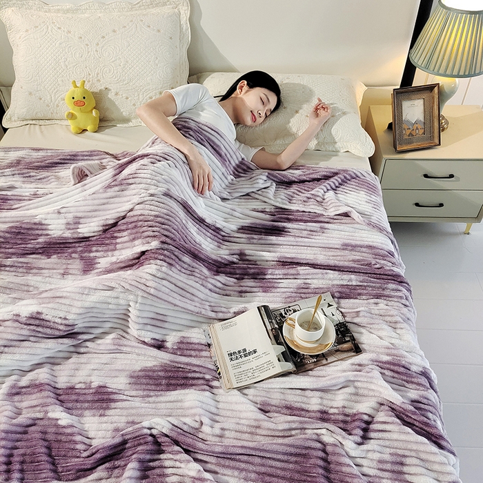 91家纺网 家纺一手货源 找家纺 巴木赫2025新款200g水墨印染抽条毛毯毯子 紫色